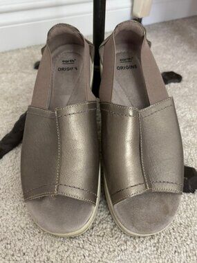 Earth Origins Carley Connie wedge sandals in a platinum leather finish. 7W
